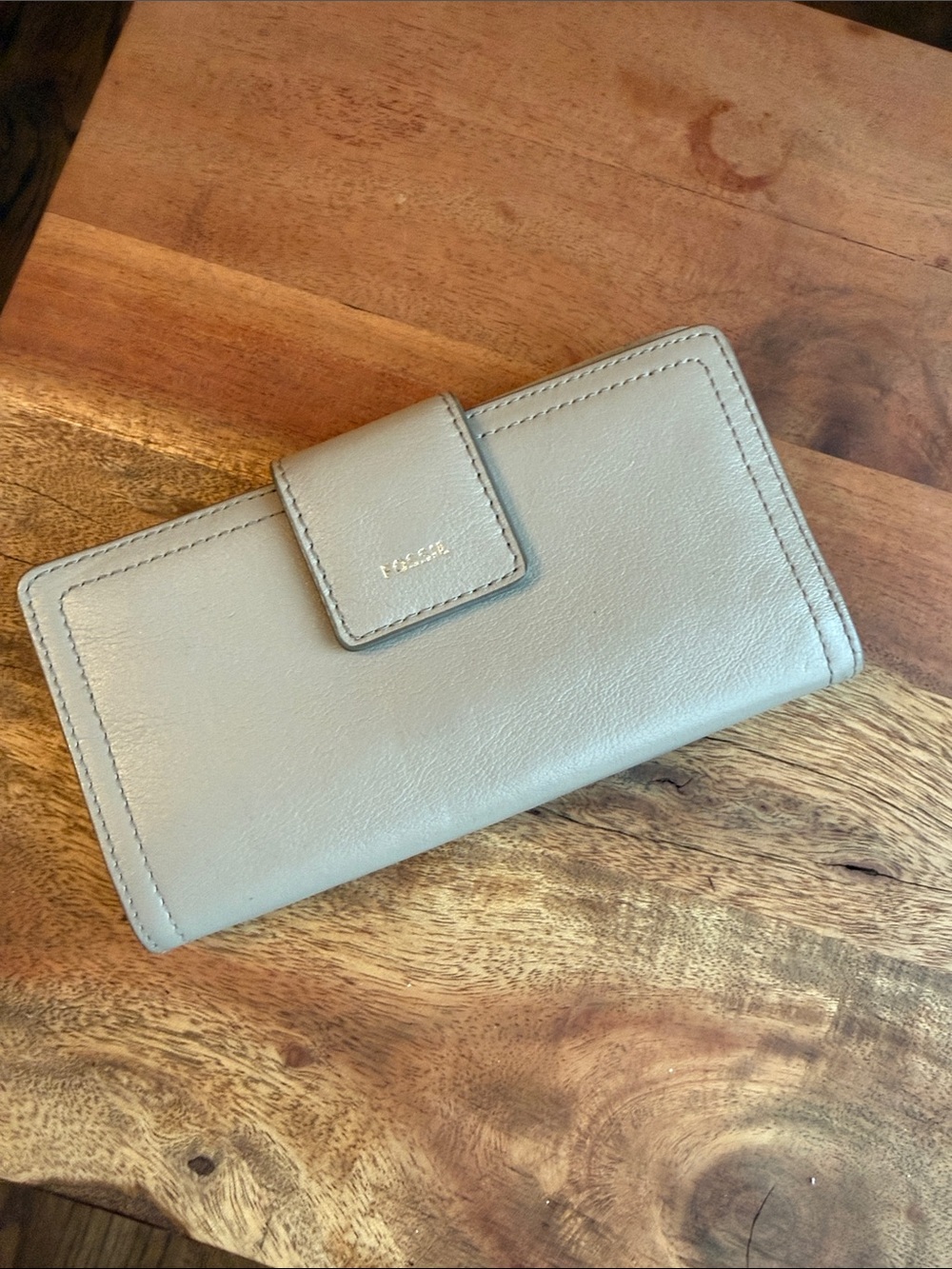 NEW NWT Fossil RFID Logan Tab Light Taupe wallet Excellent condition